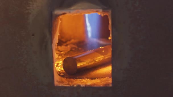 Ferreiro Aquecendo Uma Haste Metal Quente Imagens — Vídeo de Stock