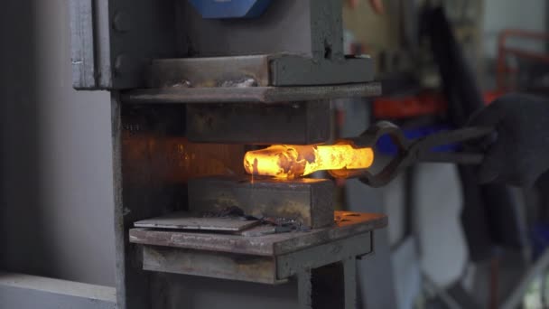Schmied Der Eine Heiße Metallstange Maschinell Erstickt Filmmaterial — Stockvideo