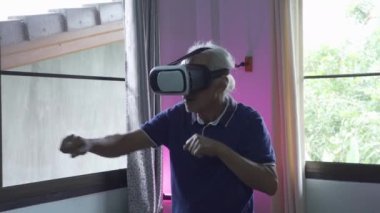 VR camlı boks antrenmanı yapan yaşlı adam, 4K görüntü.