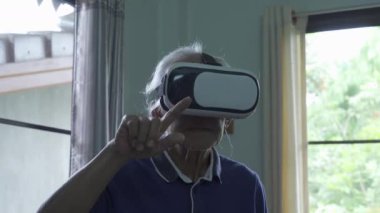 VR camlı yaşlı adam, 4K görüntü.