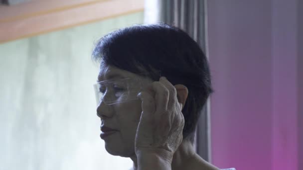 Mujer Encender Vidrio Holograma Disparo Cámara Lenta — Vídeo de stock