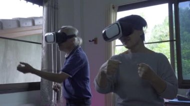 VR camla boks yapan yaşlı adam ve kadın, yavaş çekim.