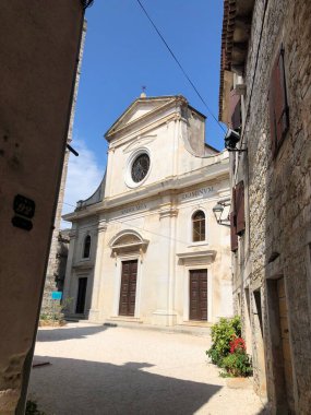 İtalya 'nın ortaçağ kasabası yazın