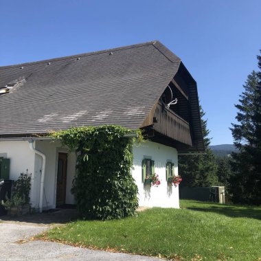 Yazın Avusturya 'da beyaz kır evi 