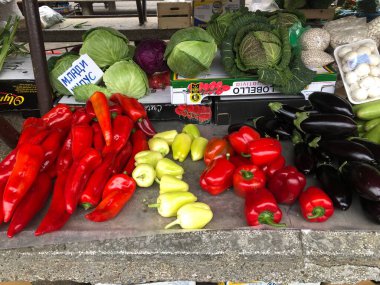 Markette biber ve lahana.