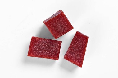 Guava geleneksel Brezilya şekeri. Goiabada kareleri beyaz arkaplanda izole edildi.