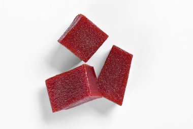 Guava geleneksel Brezilya şekeri. Goiabada kareleri beyaz arkaplanda izole edildi.