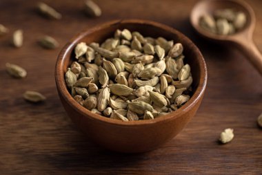 Kardamon tohum kasesi. Tahta arka planda stüdyo çekimi. 45 derece ateş.