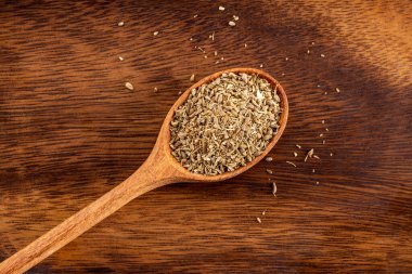 Tahta bir kaşıkta anason tohumları. Ahşap arka planda çekimler..