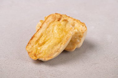 Tereyağlı tost. Brezilya usulü. Tipik kahvaltı. Gri arkaplanda stüdyo çekimi.