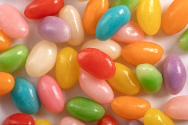 Beyaz arkaplanda izole edilmiş renkli şeker yığını.