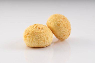 Peynirli ekmekler (124; Po de Queijo (124; Tipik Brezilya yemeği (124); beyaz arka planda izole edilmiş