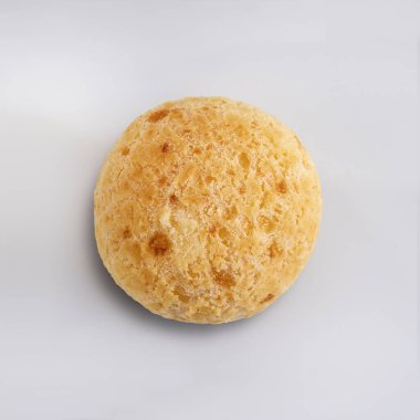 Peynirli ekmekler (124; Po de Queijo (124; Tipik Brezilya yemeği (124); beyaz arka planda izole edilmiş