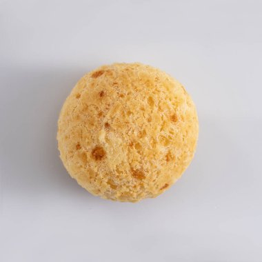 Peynirli ekmekler (124; Po de Queijo (124; Tipik Brezilya yemeği (124); beyaz arka planda izole edilmiş