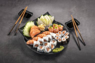  Gri arka planda Japon yemekleri.