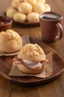 Peynirli ekmek sandviçi. Hindi dilimi ve sucuk (Brezilya krem peyniri). Brezilya aperatifi. Kahvaltı..