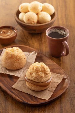 Brezilya aperatifi. Po de Queijo 'nun içi sütle dolu. Sade kahve. Kahvaltı..