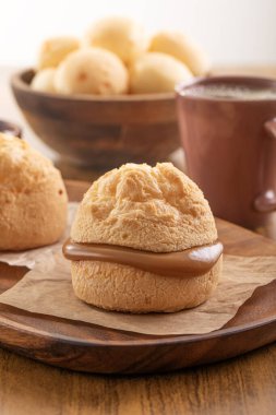 Brezilya aperatifi. Po de Queijo 'nun içi sütle dolu. Sade kahve. Kahvaltı..