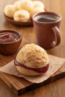 Brezilya aperatifi. Guava kremi (Goiabada) ile doldurulmuş Po de Queijo. Kahvaltıda. Sade kahve.