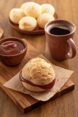 Brezilya aperatifi. Guava kremi (Goiabada) ile doldurulmuş Po de Queijo. Kahvaltıda. Sade kahve.