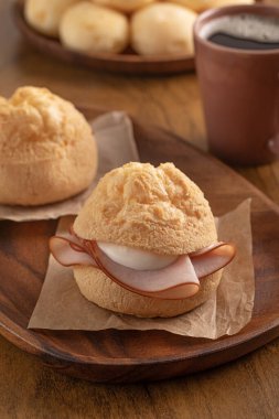 Peynirli ekmek sandviçi. Hindi dilimi ve sucuk (Brezilya krem peyniri). Brezilya aperatifi. Kahvaltı..