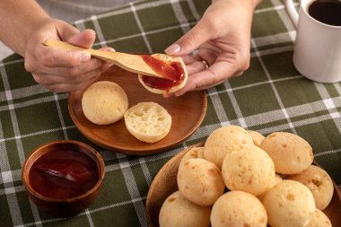 Tipik Brezilya kahvaltısı. İnsanlaştırılmış ateş. Po de Queijo. Guava kremi.