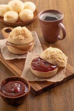 Brezilya aperatifi. Po de Queijo guava kremi (Goiabada) ve Dulce de Leche ile dolu. Kahvaltıda. Sade kahve.