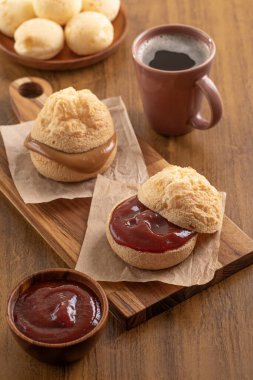 Brezilya aperatifi. Po de Queijo guava kremi (Goiabada) ve Dulce de Leche ile dolu. Kahvaltıda. Sade kahve.