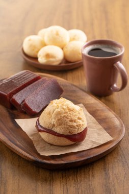Brezilya aperatifi. Guava kremi (Goiabada) ile doldurulmuş Po de Queijo. Kahvaltıda. Sade kahve.