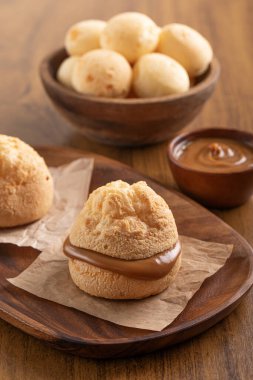 Brezilya aperatifi. Po de Queijo 'nun içi sütle dolu. Sade kahve. Kahvaltı..