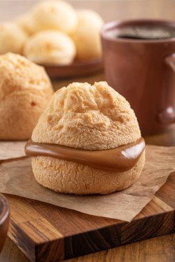 Brezilya aperatifi. Po de Queijo 'nun içi sütle dolu. Sade kahve. Kahvaltı..