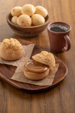 Brezilya aperatifi. Po de Queijo 'nun içi sütle dolu. Sade kahve. Kahvaltı..