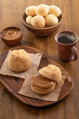 Brezilya aperatifi. Po de Queijo 'nun içi sütle dolu. Sade kahve. Kahvaltı..