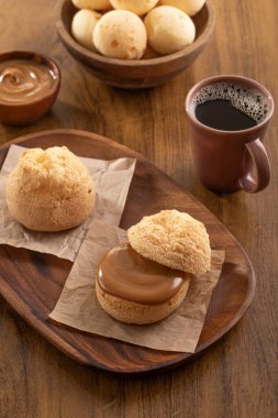 Brezilya aperatifi. Po de Queijo 'nun içi sütle dolu. Sade kahve. Kahvaltı..