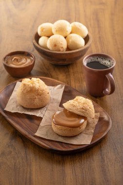 Brezilya aperatifi. Po de Queijo 'nun içi sütle dolu. Sade kahve. Kahvaltı..