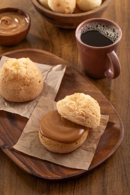 Brezilya aperatifi. Po de Queijo 'nun içi sütle dolu. Sade kahve. Kahvaltı..