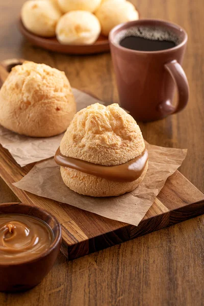 Brezilya aperatifi. Po de Queijo 'nun içi sütle dolu. Sade kahve. Kahvaltı..