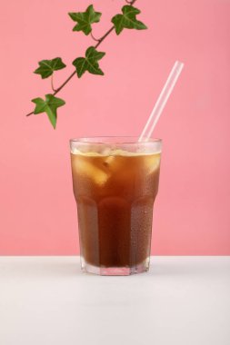 Güzel sanatsal arka planda Lezzetli Soğuk Bira Kahvesi