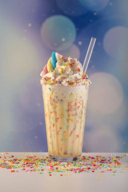 Sanatsal arkaplan üzerine gurme milkshake bardağı