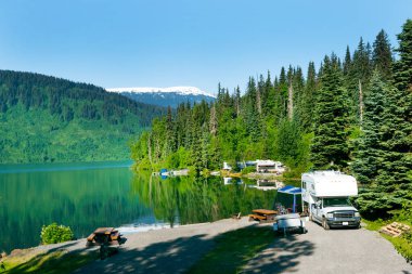 Alaska otoyolu boyunca yaz mevsiminde güzel dağ gölünün yanında kamp yapmak.