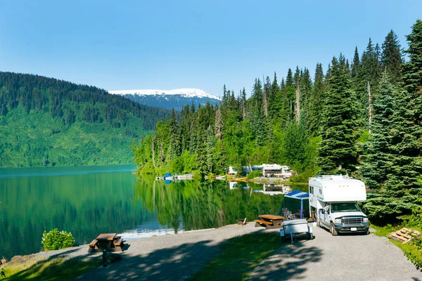 Campeggio Sul Bellissimo Lago Montagna Estate Lungo Alaska Highway Foto Stock Royalty Free