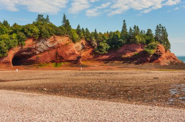 Ünlü kumtaşı St Martins deniz mağaraları alçak gelgit, Fundy Körfezi kıyıları, New Brunswick, Kanada