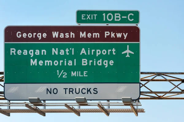 Znak Kierunkowy Lotniska Reagan International Międzystanowej 395 395 Waszyngton Stany — Zdjęcie stockowe