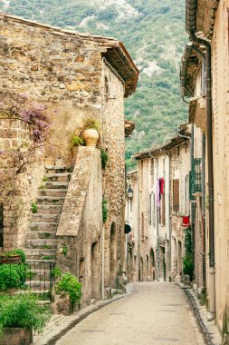 Güney Fransa 'nın UNESCO tarafından korunan ünlü Saint Guilhem le Desert köyündeki Ortaçağ kaldırım taşı caddesi.