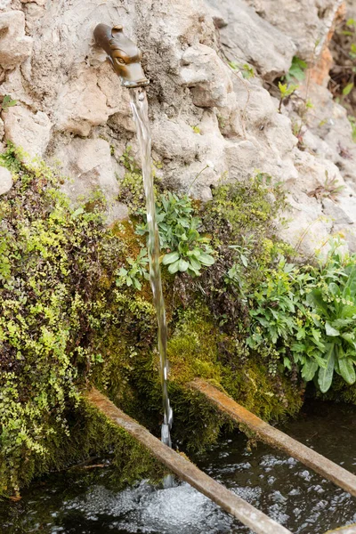 有名な聖ギヨーム砂漠の村のジェローヌ修道院の庭のストリーム上の新鮮な水の噴水ユネスコ フランスで保護されています — ストック写真