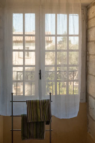 南フランスのプロヴァンス地方の典型的な古い村の家のカーテン付きの部屋 — ストック写真