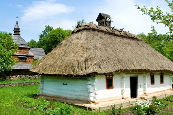 ウクライナの伝統的な木造小屋 Mazanka Pirogovoの茅葺き屋根 Kev ウクライナ — ストック写真