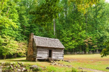 Great Smoky Dağları Ulusal Parkı, Tennessee, ABD 'deki çiftlikte tarihi kütük kulübesi.