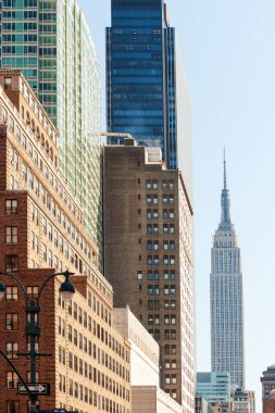 Ofis ve New York 'un Chelsea mahallesindeki yerleşim birimlerinde 9. Cadde civarında Empire State binası arka planda, ABD