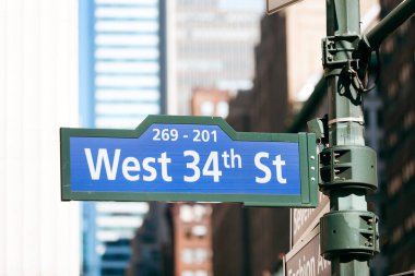 Manhattan, New York City, ABD 'deki Hell' s Kitchen mahallesindeki Batı 34. Cadde tabelası.